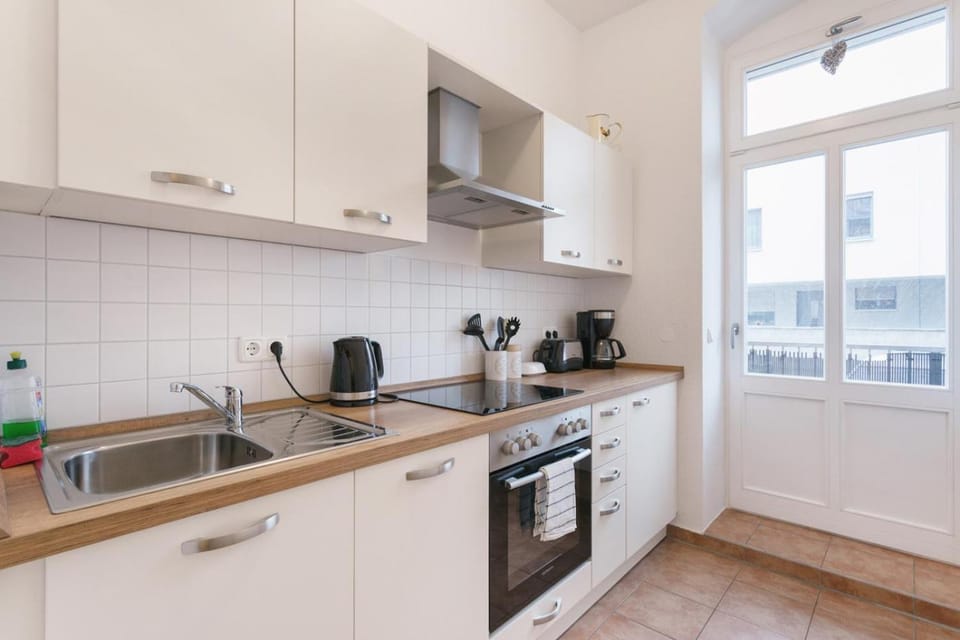 Coffee/tea facilities, Kitchen or kitchenette, stove, toaster