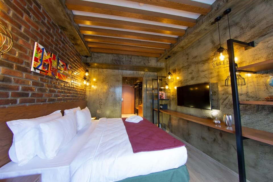 Bed, TV and multimedia, Photo of the whole room, Bedroom