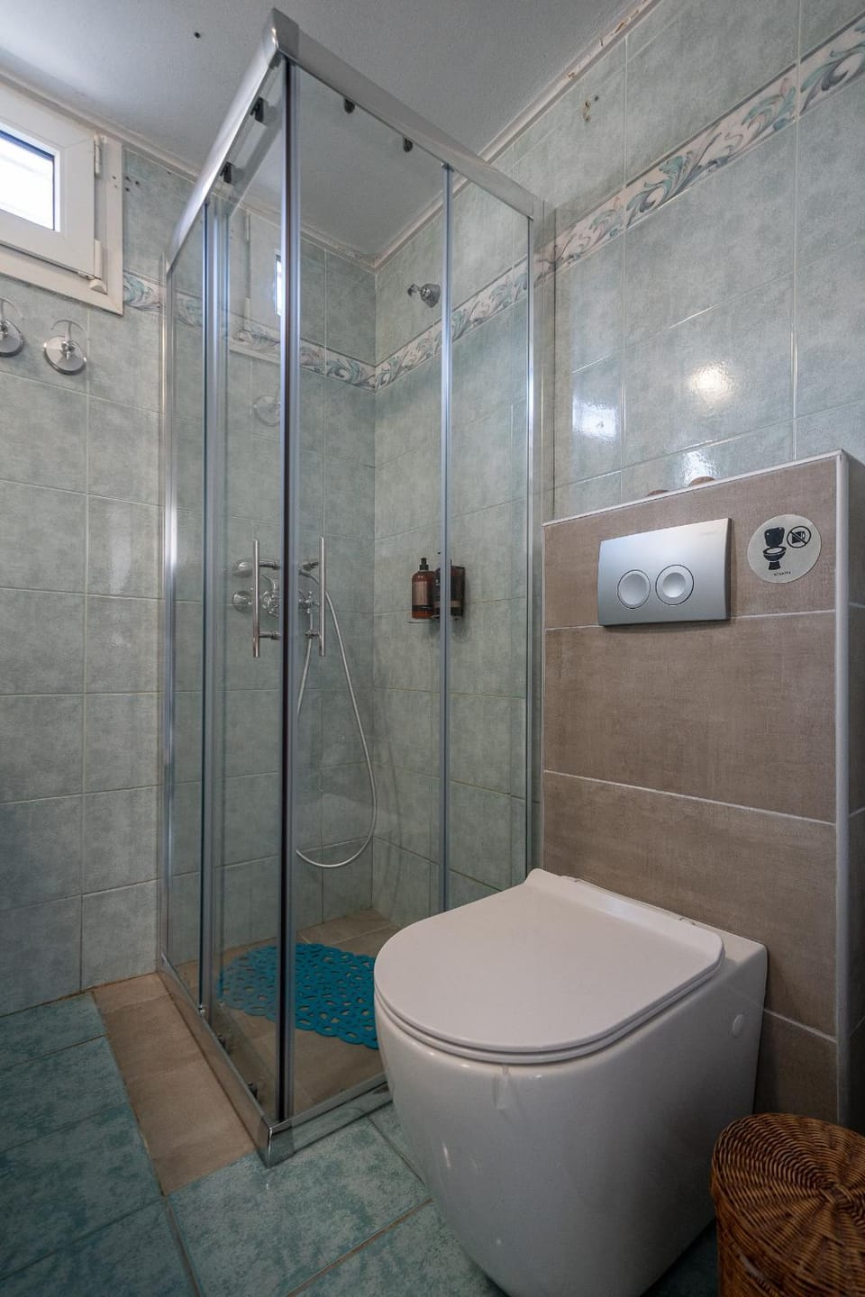 Shower, Toilet
