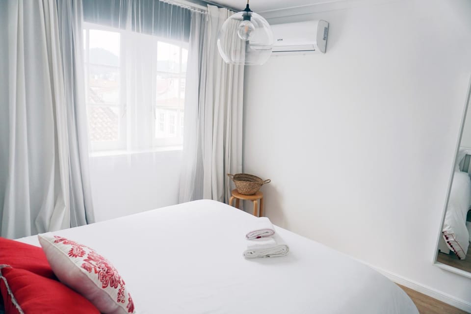 Bed, Bedroom, towels, air conditioner