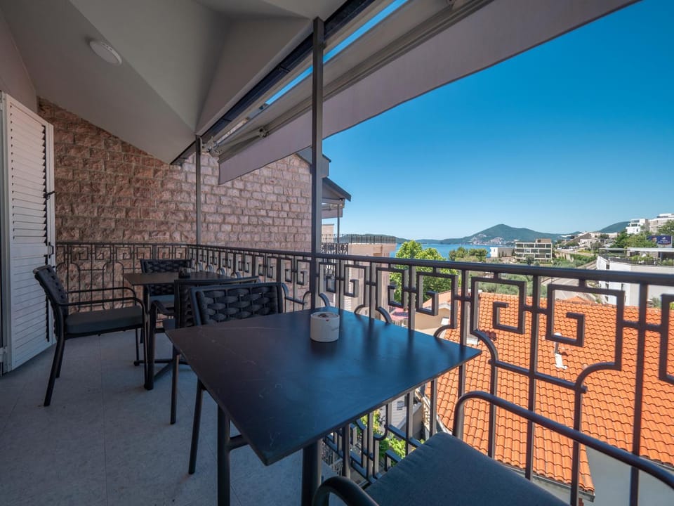 Patio, Day, Natural landscape, View (from property/room), Balcony/Terrace