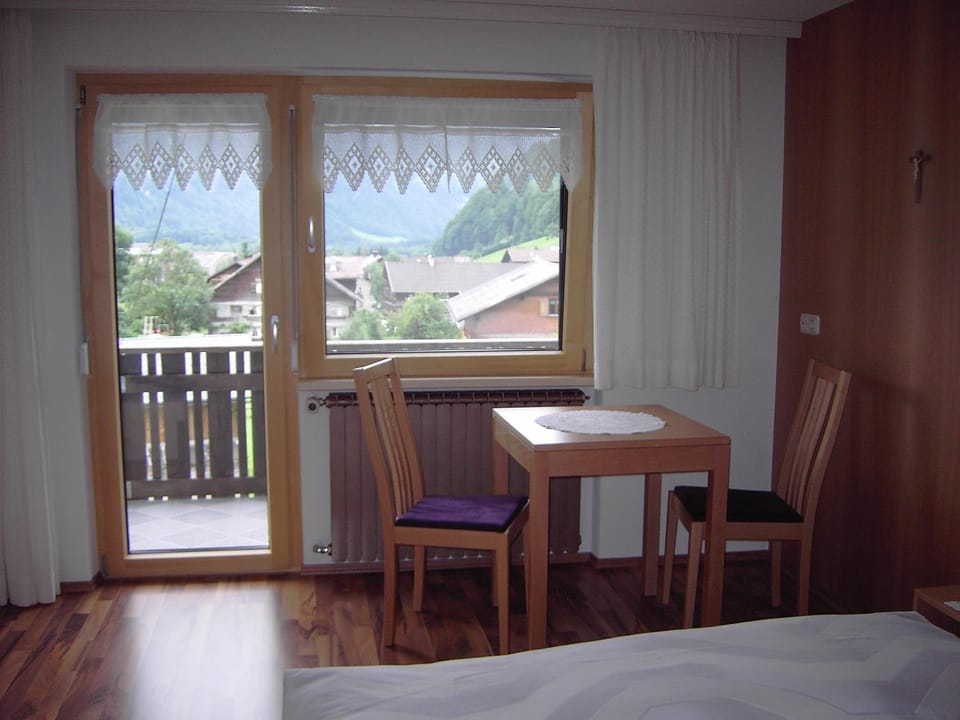 Photo of the whole room, Seating area