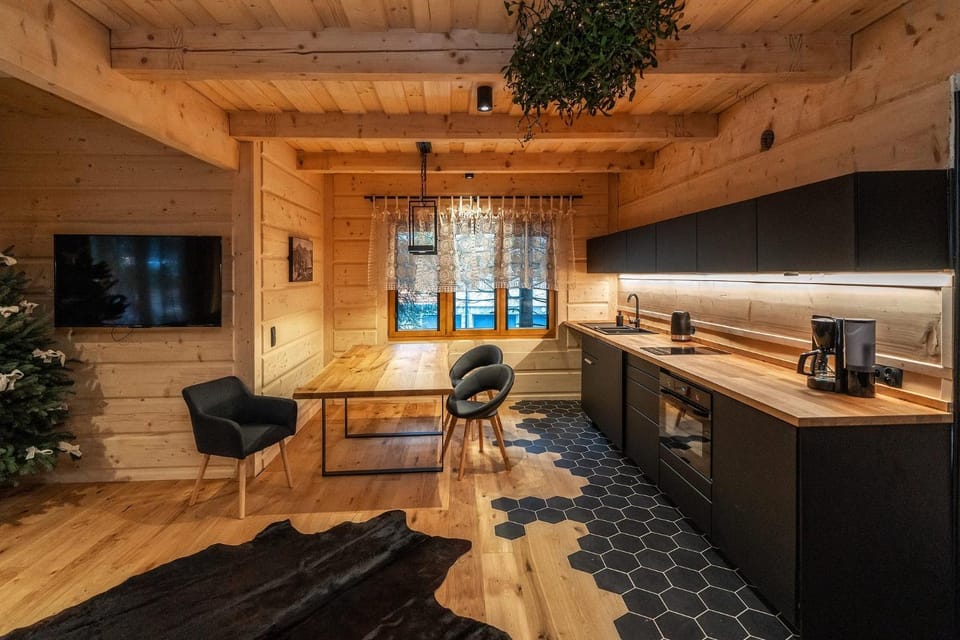 Kitchen or kitchenette, Dining area