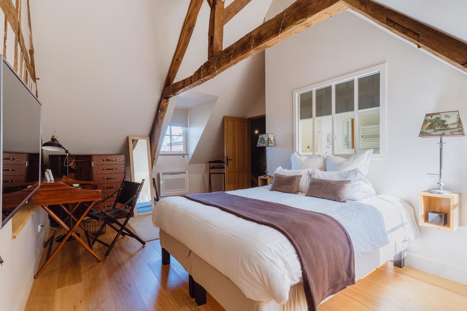 Photo of the whole room, Bedroom
