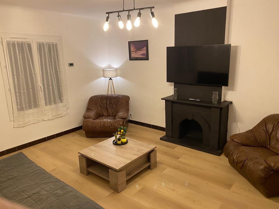 APPARTEMENT TOUT CONFORT AVEC PARKING FERMÉ Apartment in Arles
