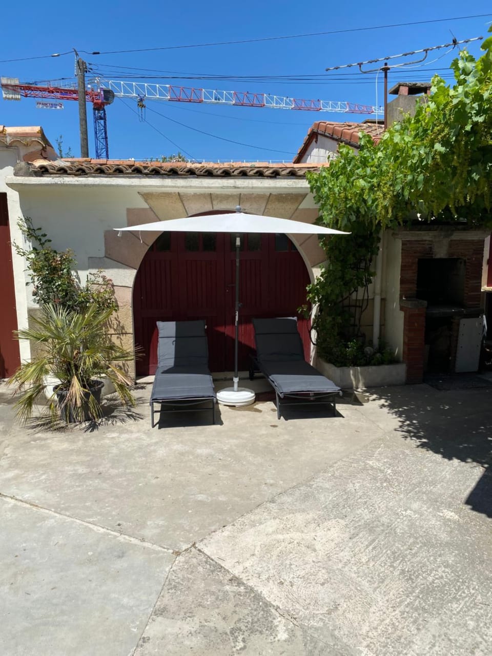 APPARTEMENT TOUT CONFORT AVEC PARKING FERMÉ Apartment in Arles