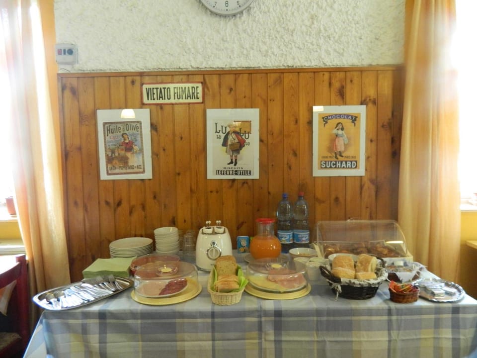 Restaurant/places to eat, Food and drinks, Breakfast, Continental breakfast, Buffet breakfast, Italian breakfast