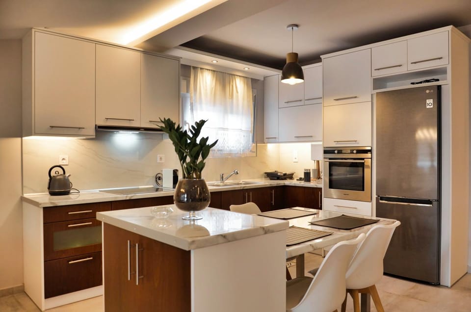 Kitchen or kitchenette, Seating area, Dining area