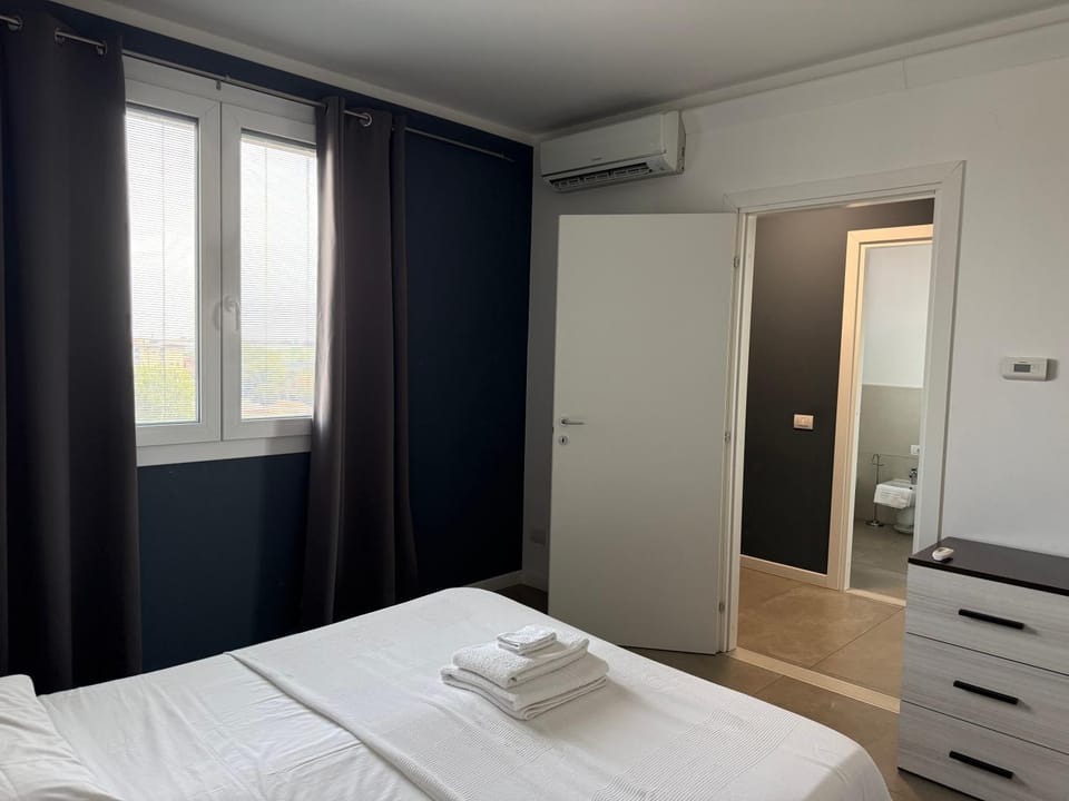 Photo of the whole room, Bedroom, air conditioner
