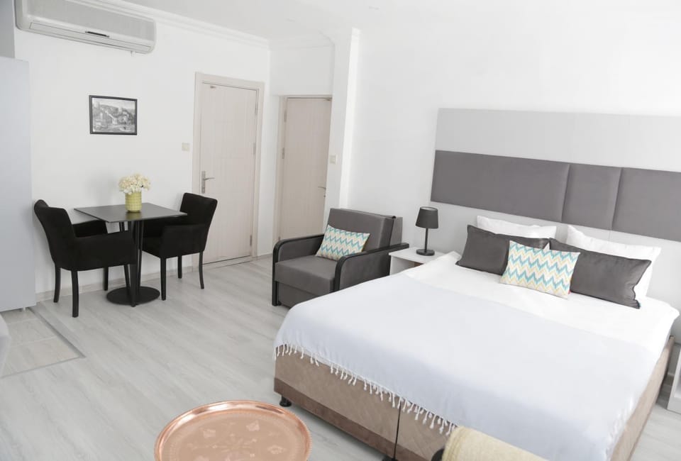 Photo of the whole room, Bedroom