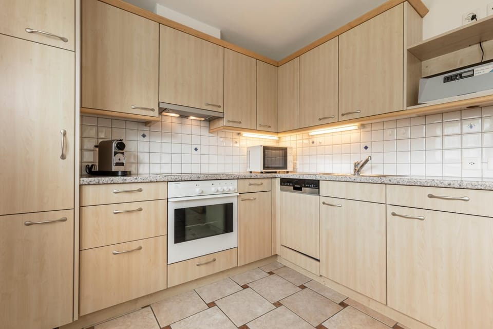 Coffee/tea facilities, Kitchen or kitchenette, dishwasher, stove