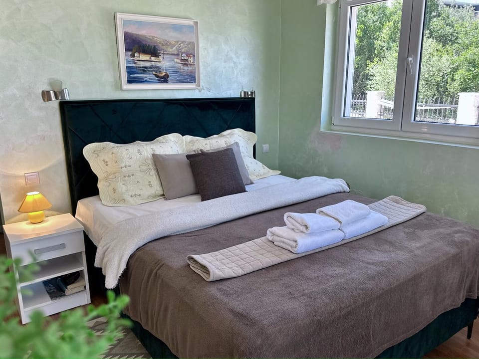 Bed, Photo of the whole room, Bedroom, towels