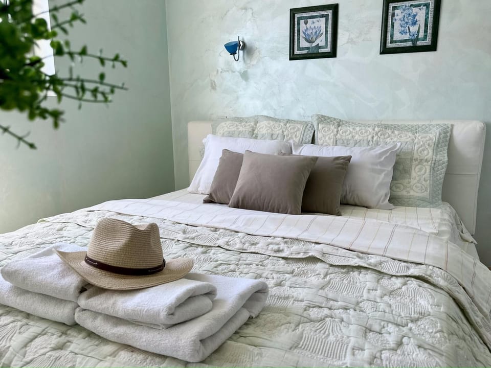 Bed, Photo of the whole room, Bedroom, towels