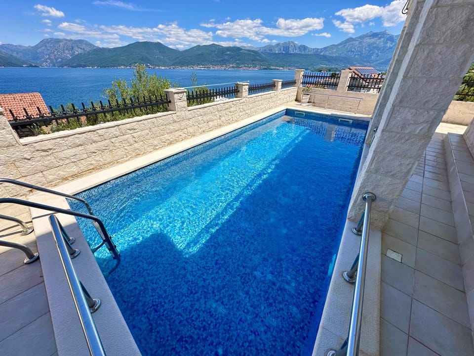 Day, Natural landscape, Lake view, Mountain view, Swimming pool