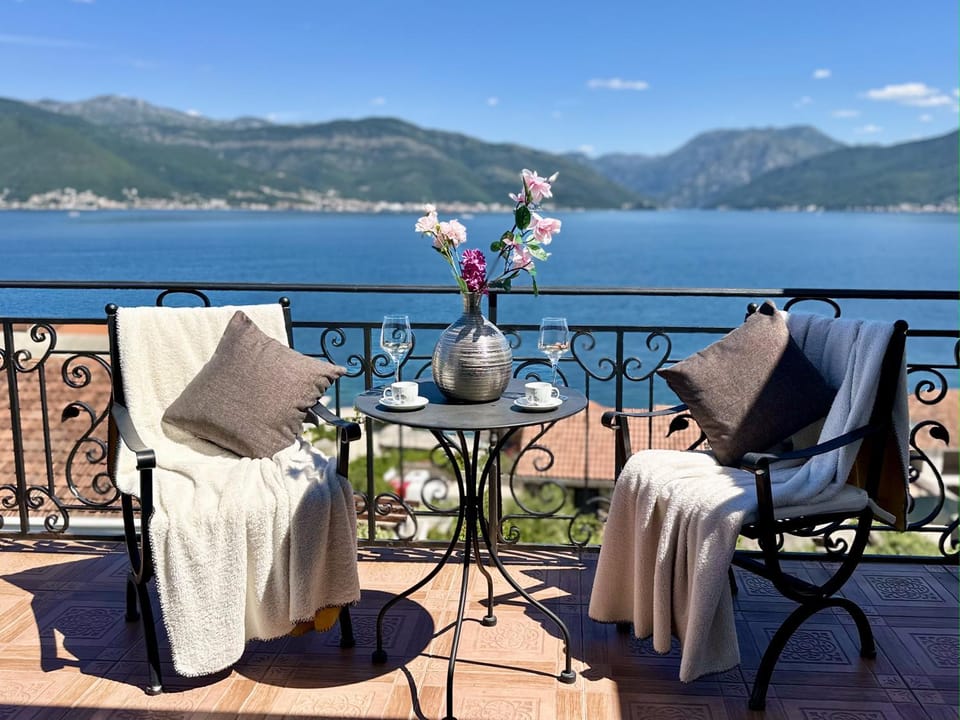 Patio, Day, Natural landscape, View (from property/room), Balcony/Terrace, Living room, Seating area, Dining area, Lake view, Mountain view, River view, Sea view