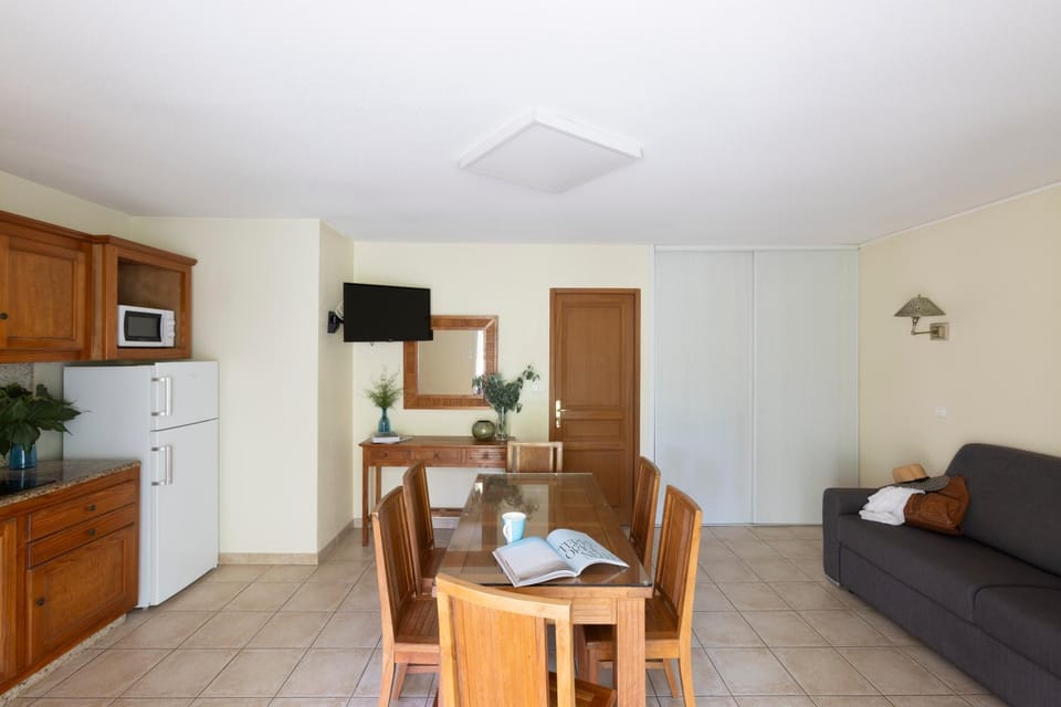 TV and multimedia, Kitchen or kitchenette, Living room, Dining area