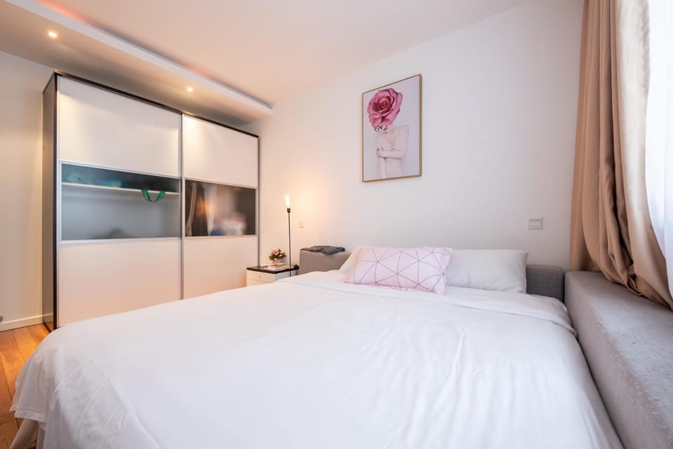 Bed, Photo of the whole room, Bedroom