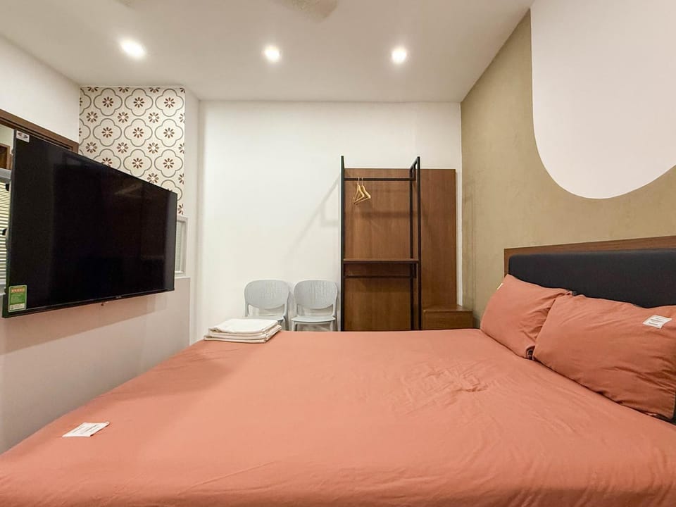Bed, TV and multimedia, wardrobe