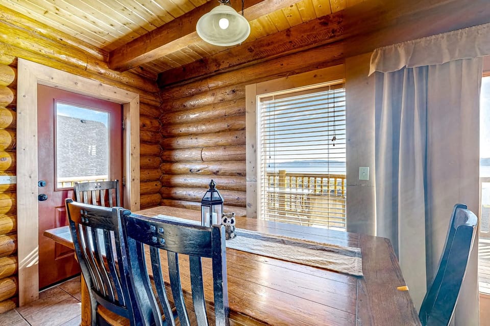 Cabin Overlooking The Harbor Cabin in Garden City