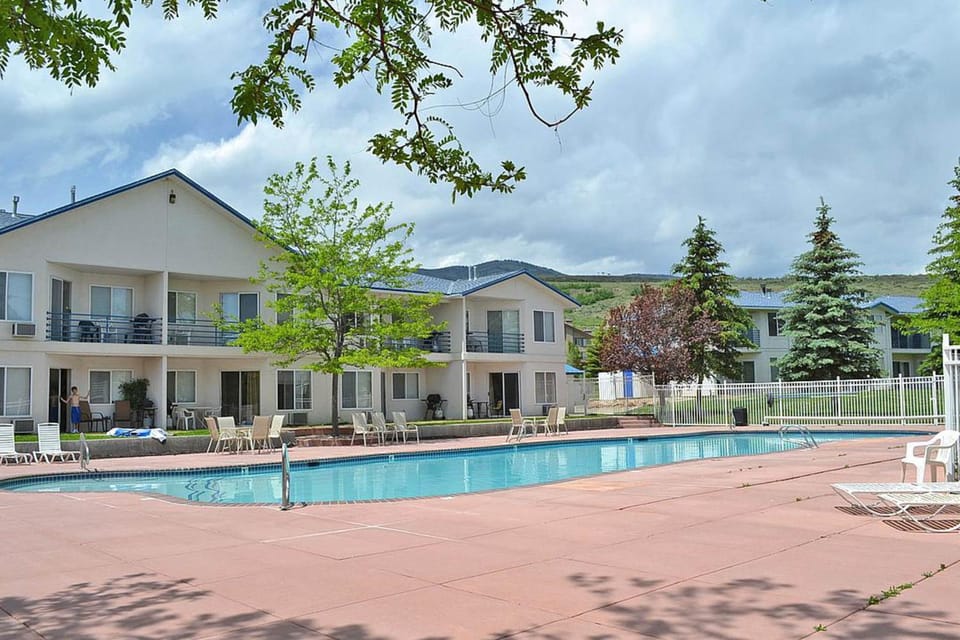 Tennis Court Condo Apartment in Garden City