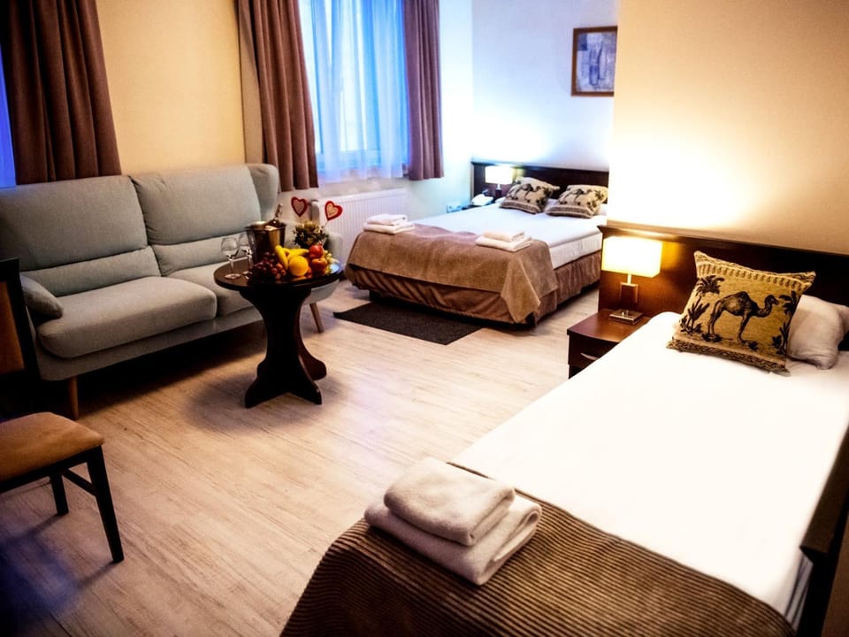 Bed, Food and drinks, Photo of the whole room, Bedroom, Meals, Alcoholic drinks, towels