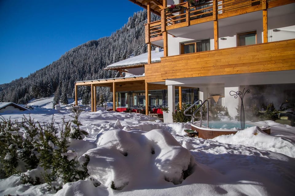 Facade/entrance, Balcony/Terrace, Mountain view, Swimming pool