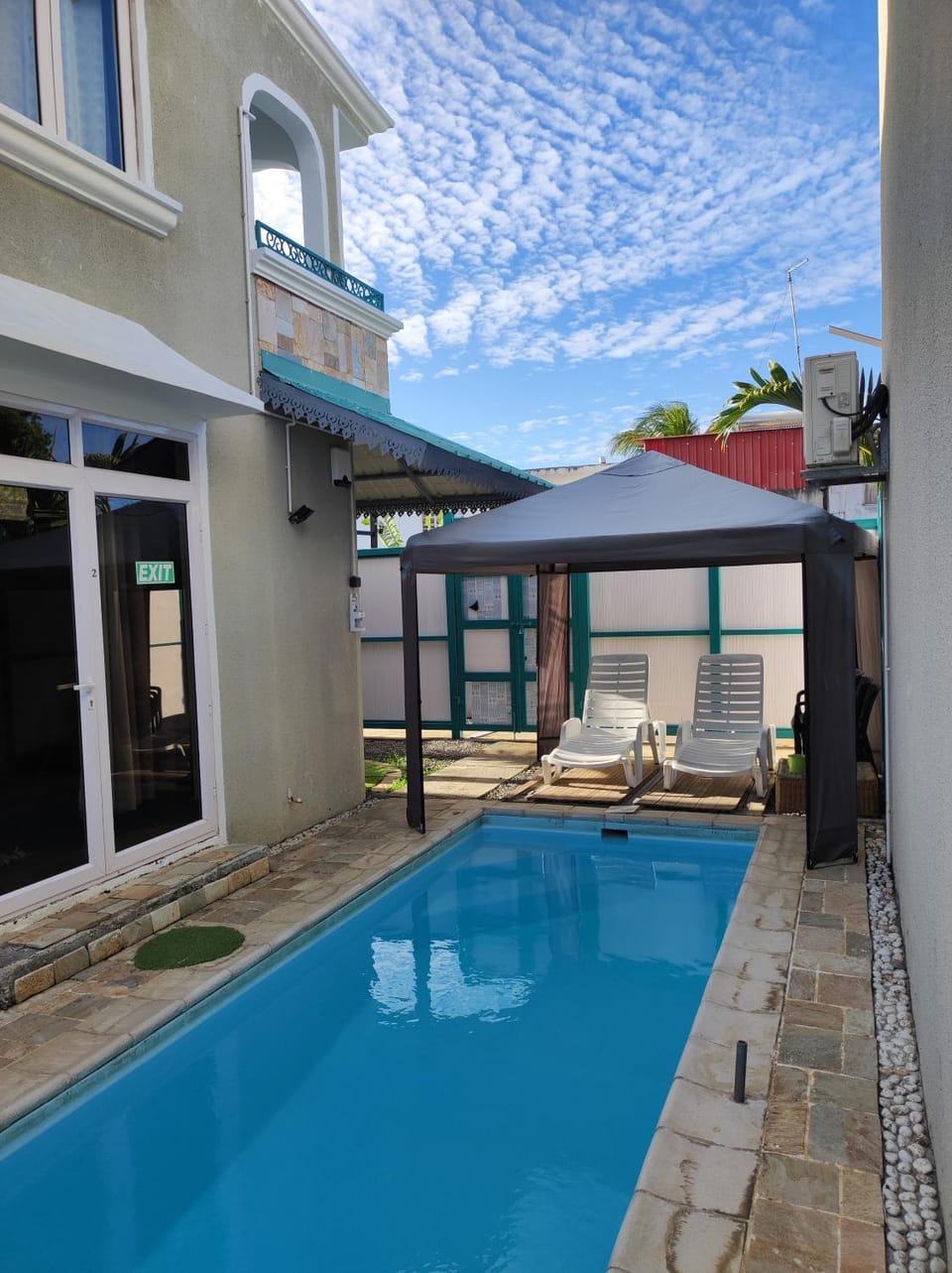 Property building, Day, Pool view, Swimming pool, Swimming pool, sunbed