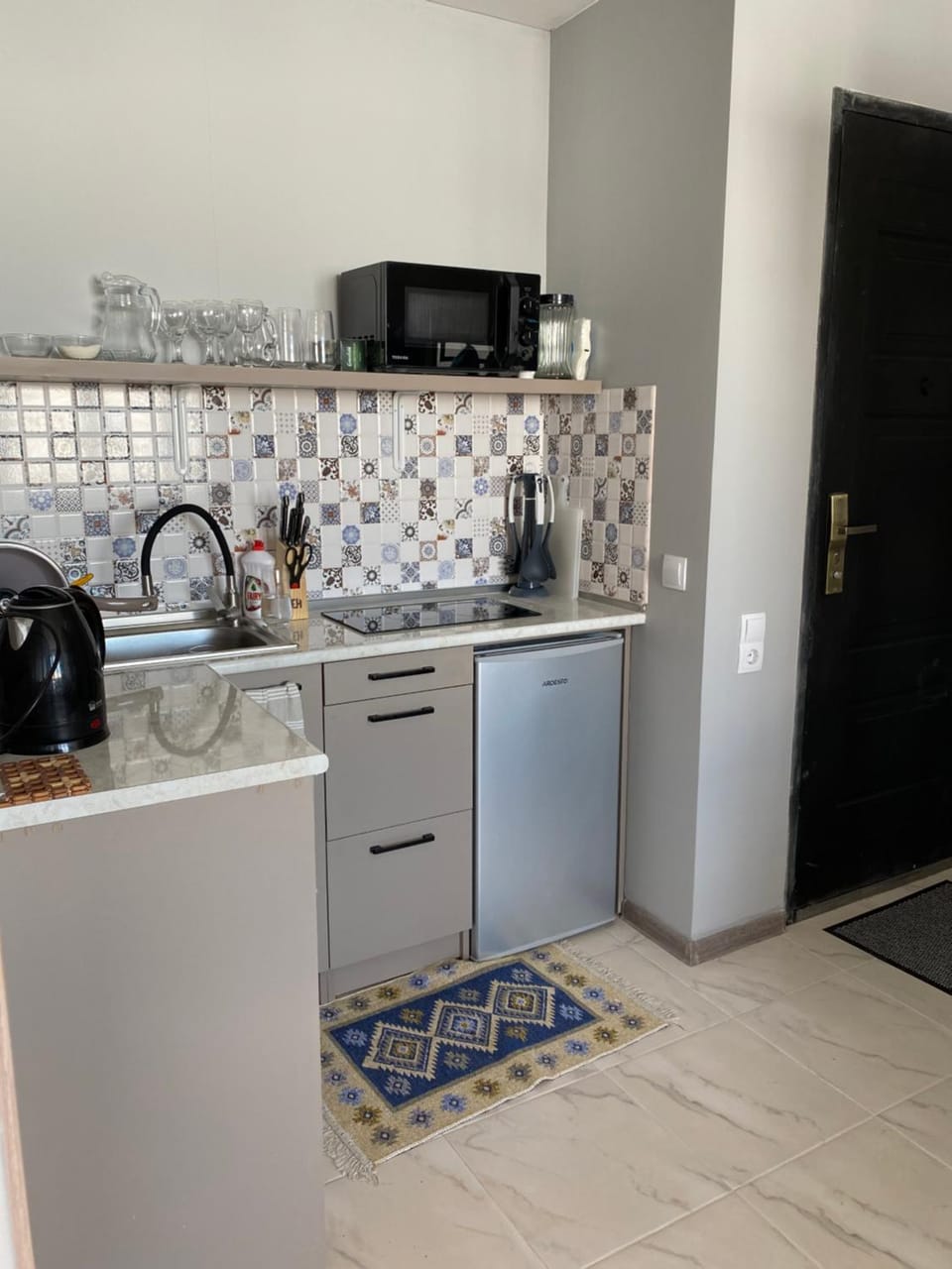 Kitchen or kitchenette, minibar, oven, stove