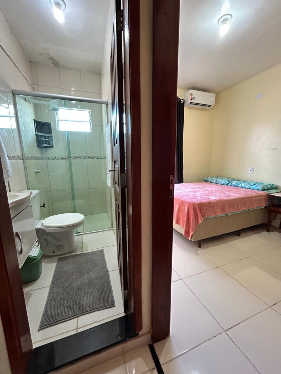 Shower, Toilet, Bed, Bathroom, Photo of the whole room, Bedroom, towels