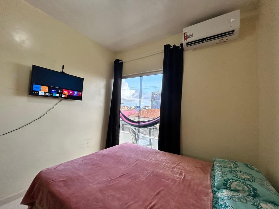 Bed, TV and multimedia, Photo of the whole room, Evening entertainment, Bedroom, air conditioner