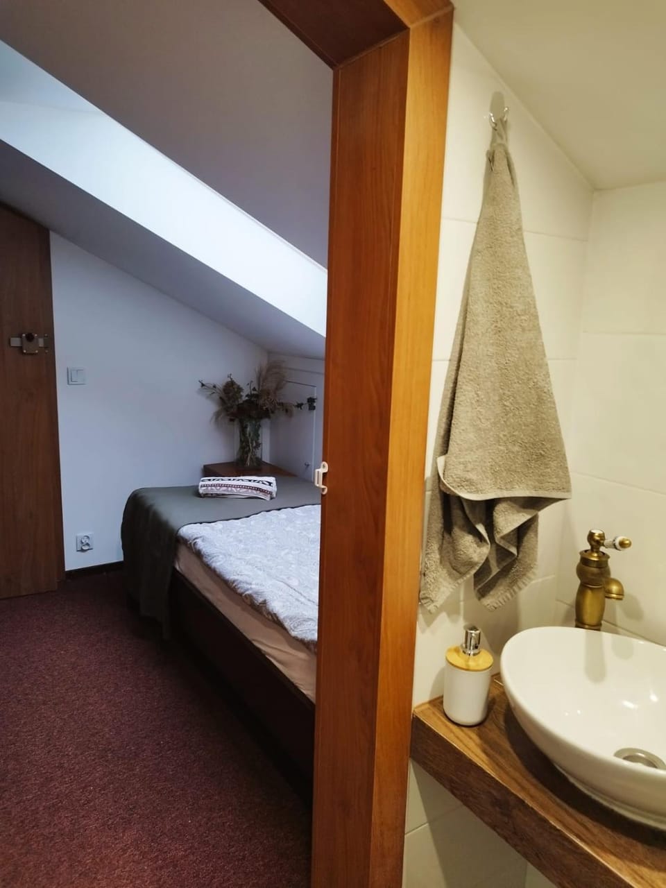Bed, Bathroom, Photo of the whole room, Bedroom
