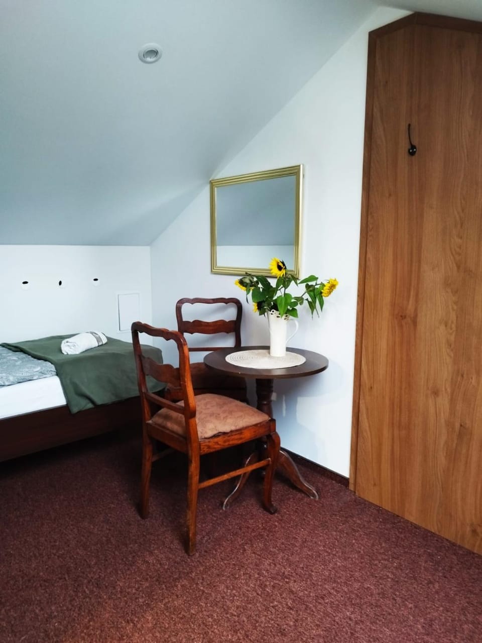 Bed, Photo of the whole room, Seating area, Bedroom, hair dresser