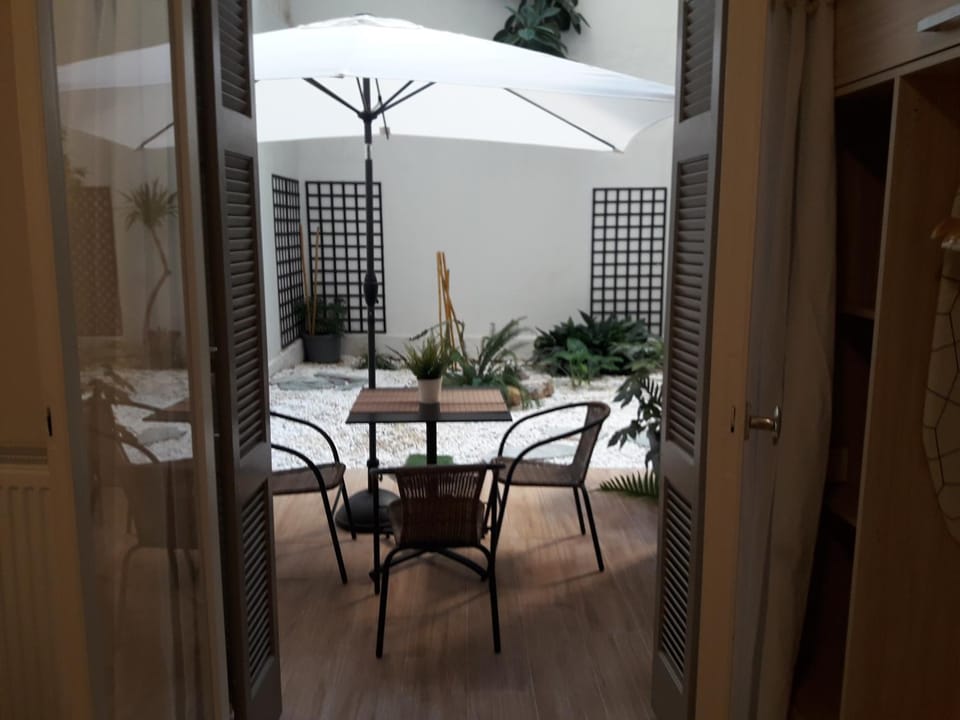 Studio Posh with garden in Kolonaki Apartment in Athens