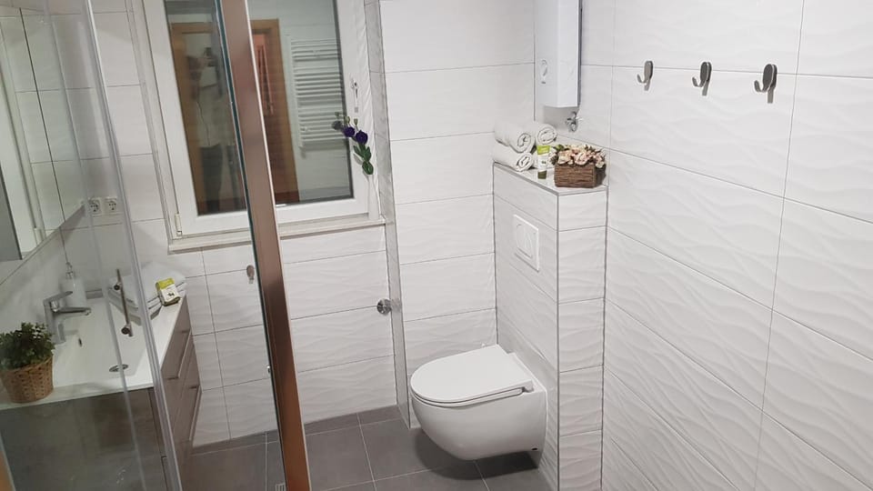 Bathroom, Photo of the whole room, Decorative detail