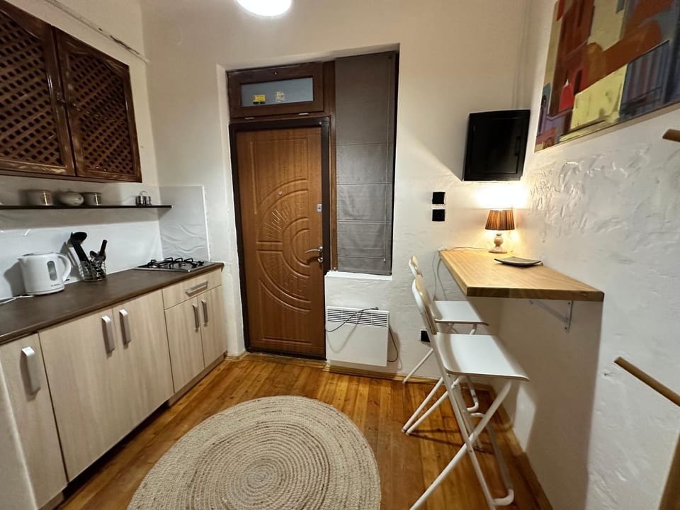 Kitchen or kitchenette, Dining area, minibar