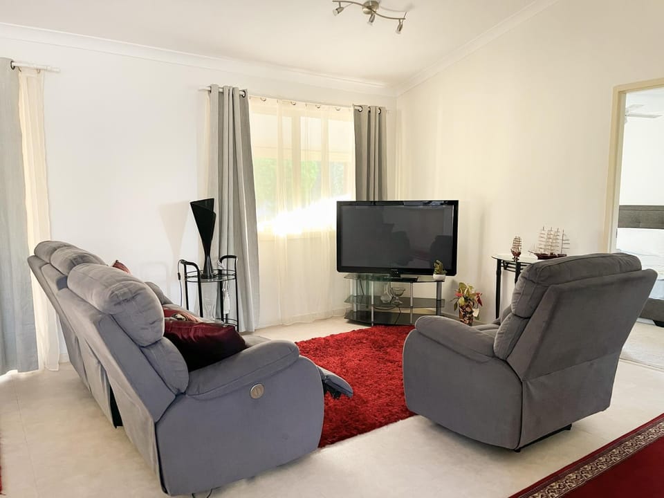 Bright & Beautiful Home On The Hills! Chalet in Kelmscott