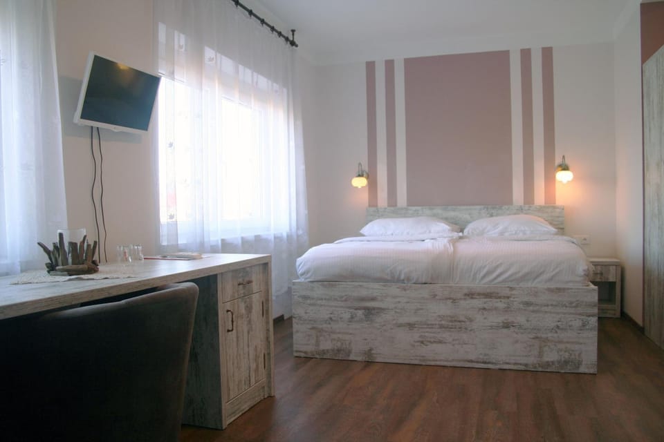 Bed, TV and multimedia, Bedroom