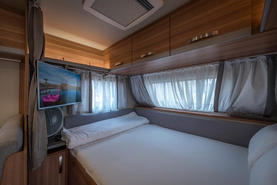 Communal lounge/ TV room, Bed, Evening entertainment, bunk bed