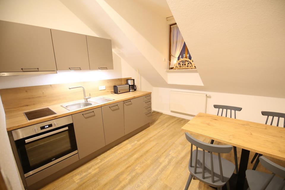 Kitchen or kitchenette, Dining area