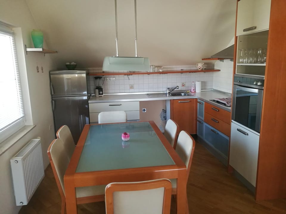 Kitchen or kitchenette, Dining area