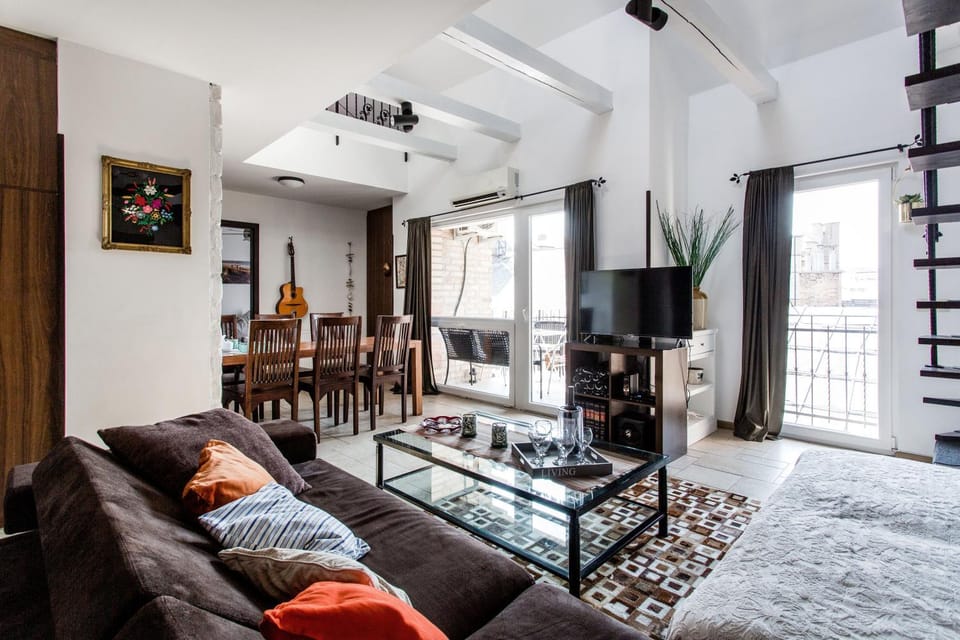 TV and multimedia, Living room, Seating area, Dining area