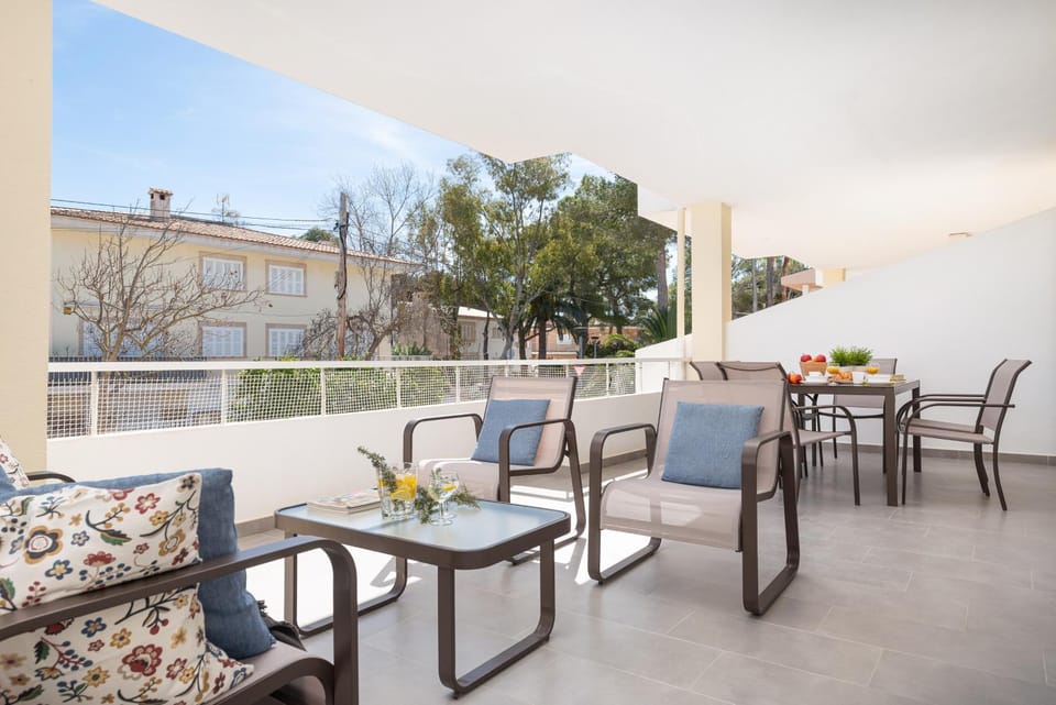 Patio, Day, View (from property/room), Balcony/Terrace, Living room, Seating area, Dining area