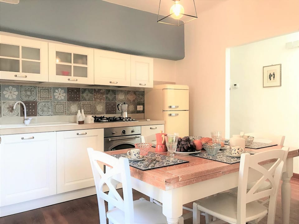 Kitchen or kitchenette, Dining area