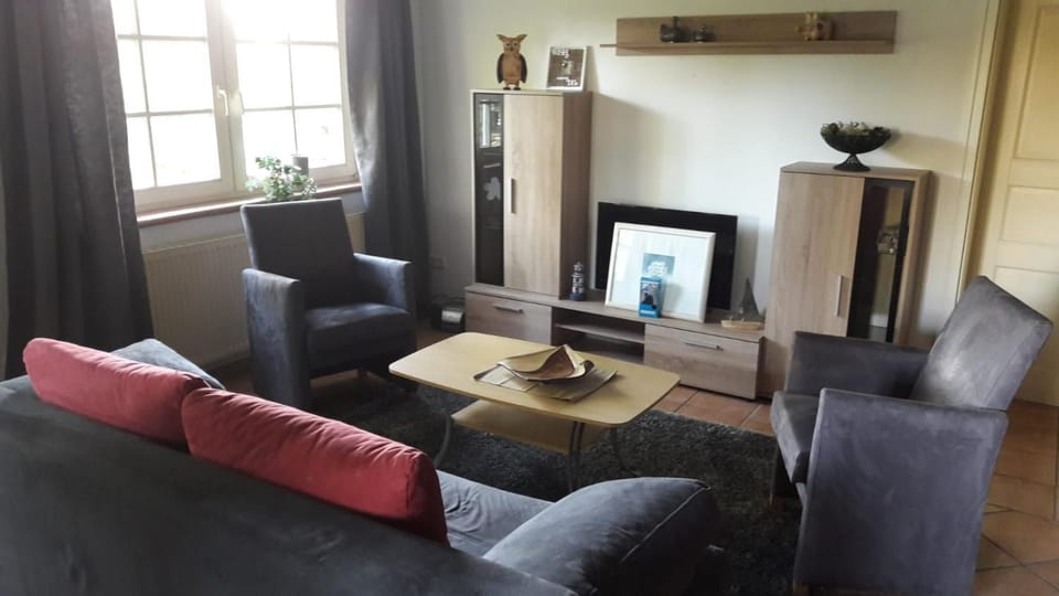 Photo of the whole room, Seating area