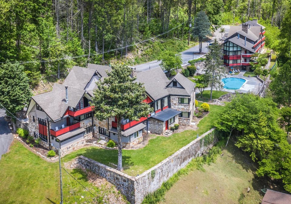Bird's eye view, Garden view, Pool view, Street view
