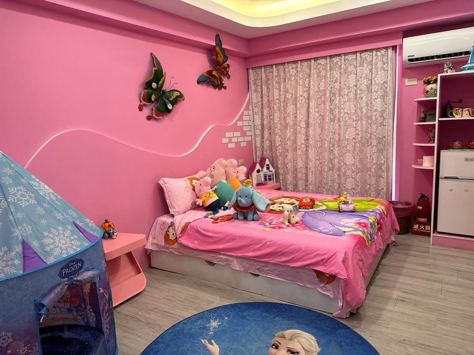 Bed, Photo of the whole room