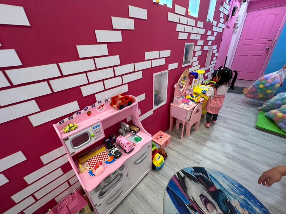Photo of the whole room, children