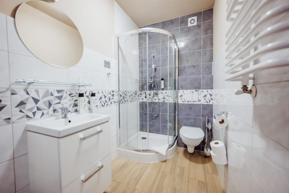 Shower, Toilet, Bathroom, towels