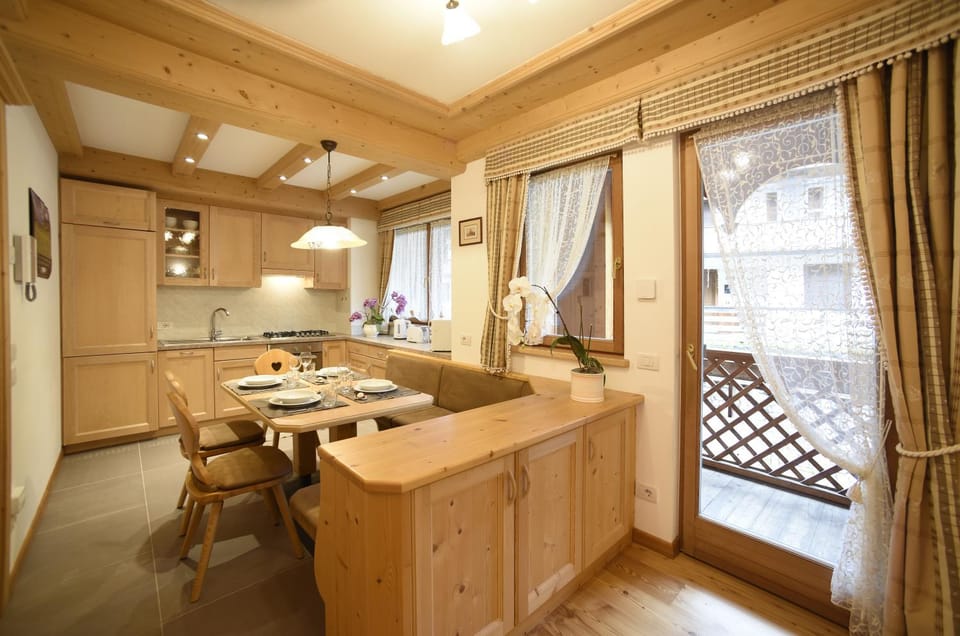 Dining area, kitchen
