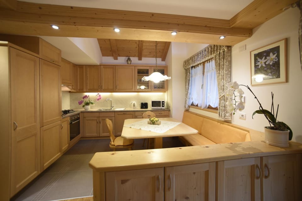Dining area, kitchen